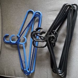 10 plastic hangers
